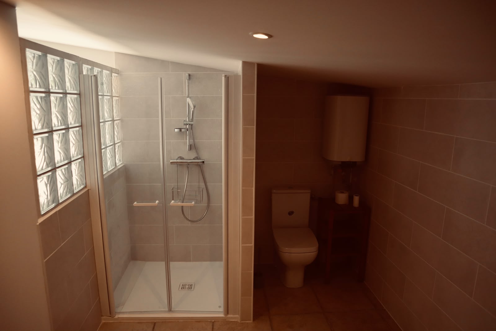 La douche près de la piscine