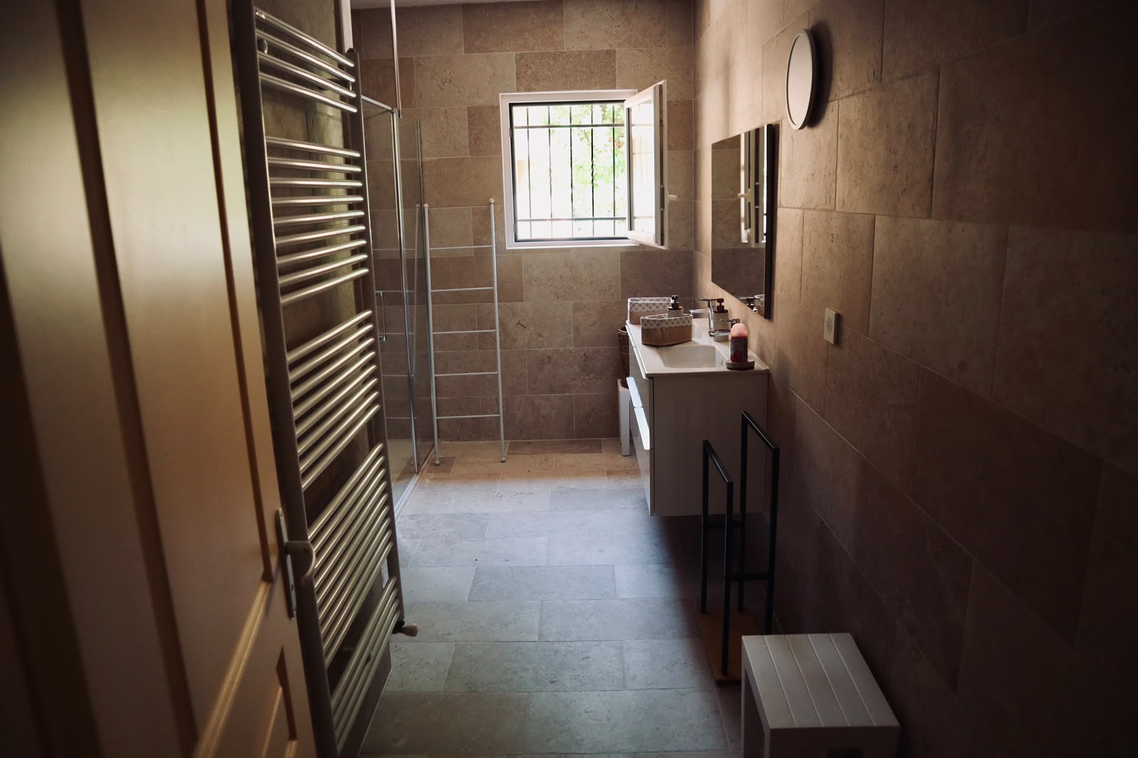 Une salle de bain de la maison Denise